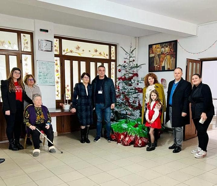 Liceul Teoretic “Iulia Zamfirescu” din Mioveni aduce bucurie și emoție la Căminul pentru Persoane Vârstnice