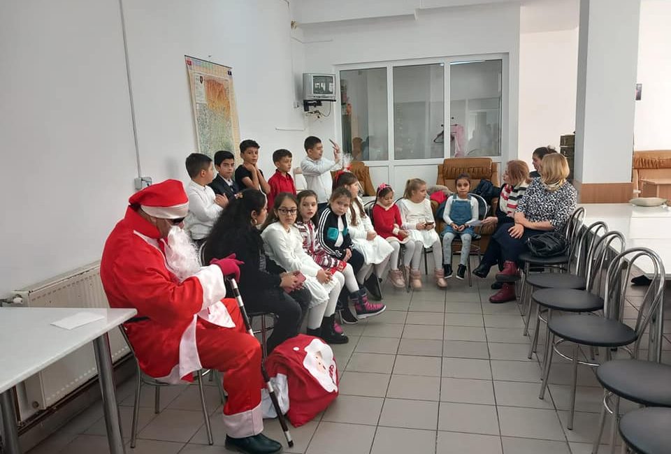 Moș Crăciun aduce bucurie la Centrul de Zi “Șanse Egale”